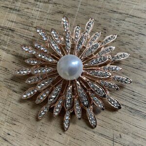 Vintage Starburst Pattern Brooch With A Faux Pearl.